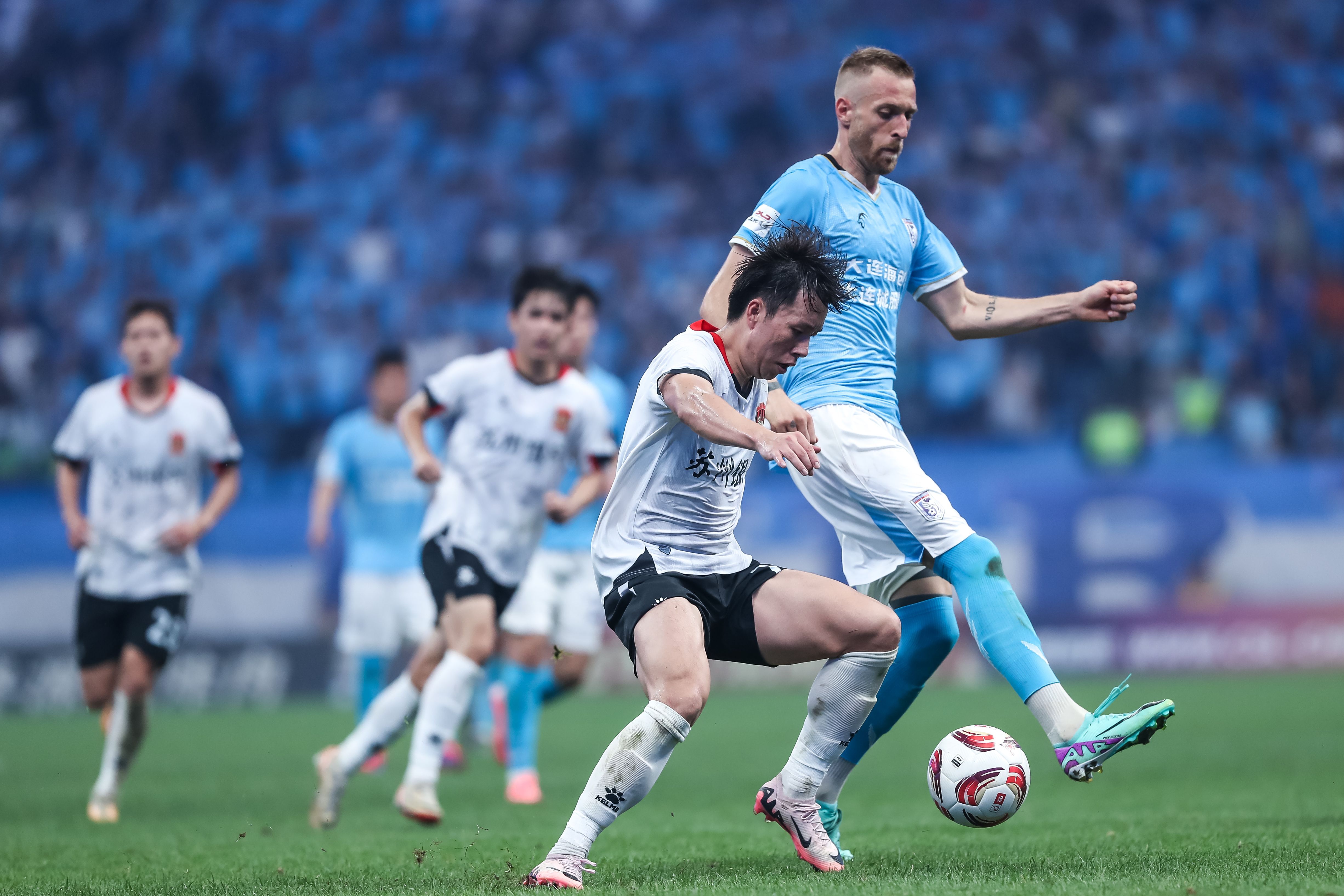 落后不失风度，球队实力强劲脚踏实地(每一步都脚踏实地的走)