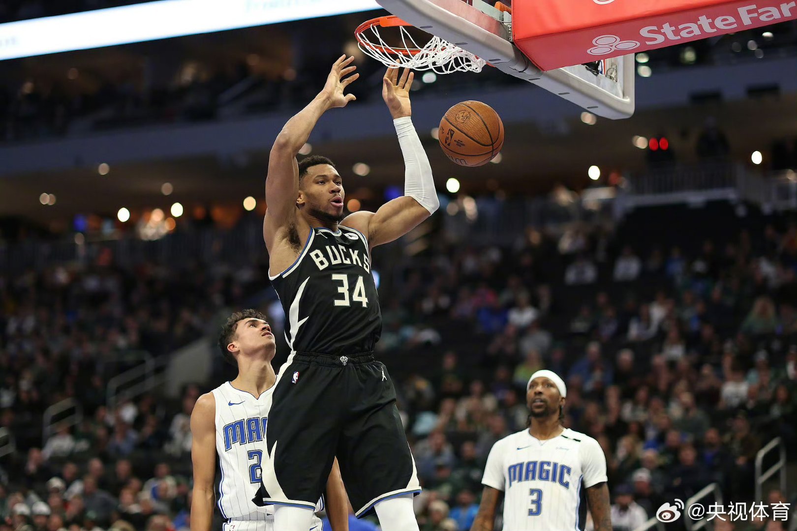 雄鹿队在对阵篮网队的比赛中完胜对手，确保联盟领先地位(雄鹿对篮网抢七大战)