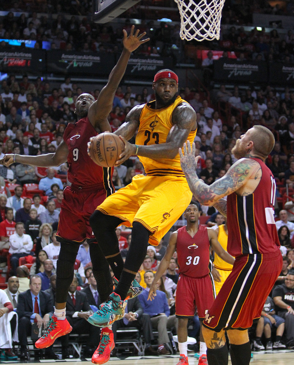 星空体彩官网appv.2025湖人连续战胜热火，詹姆斯状态飙升(湖人连续战胜热火,詹姆斯状态飙升)