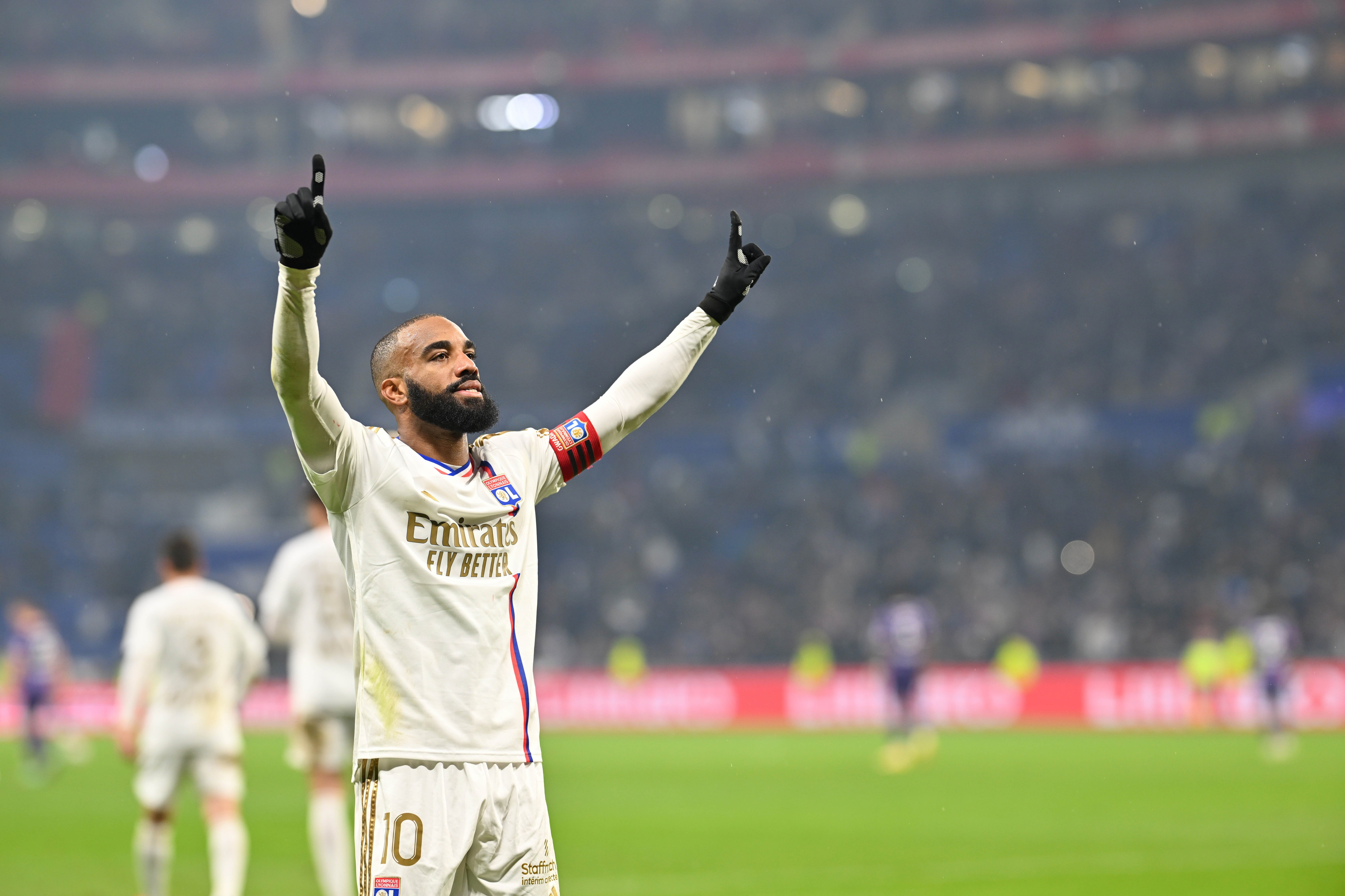 里昂球员拼尽全力，以出色表现在法甲比赛中取得胜利的简单介绍