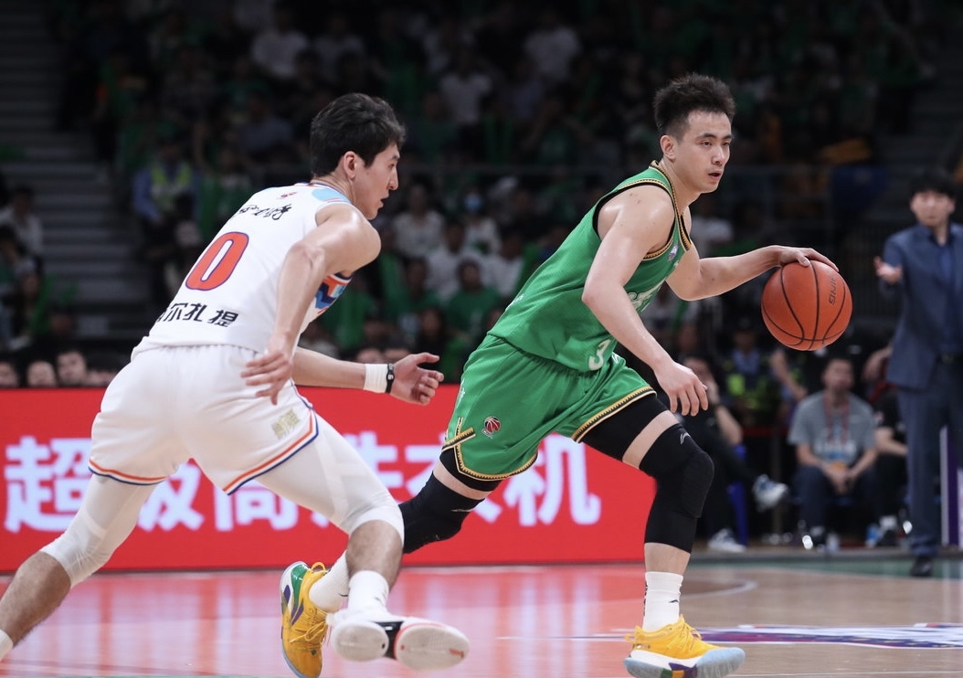 福建男篮实力战胜重庆队，球队整体表现出色(福建男篮实力战胜重庆队,球队整体表现出色吗)