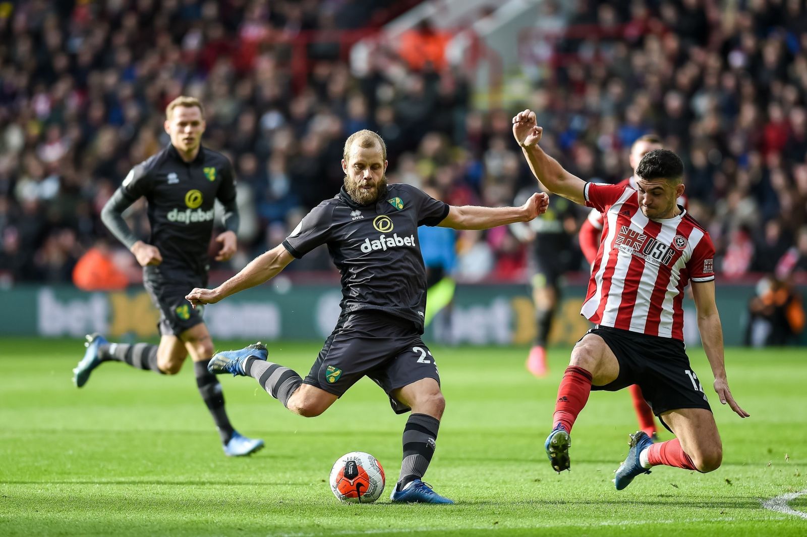 包含利物浦客场逆转击败对手，稳步前进积分榜的词条