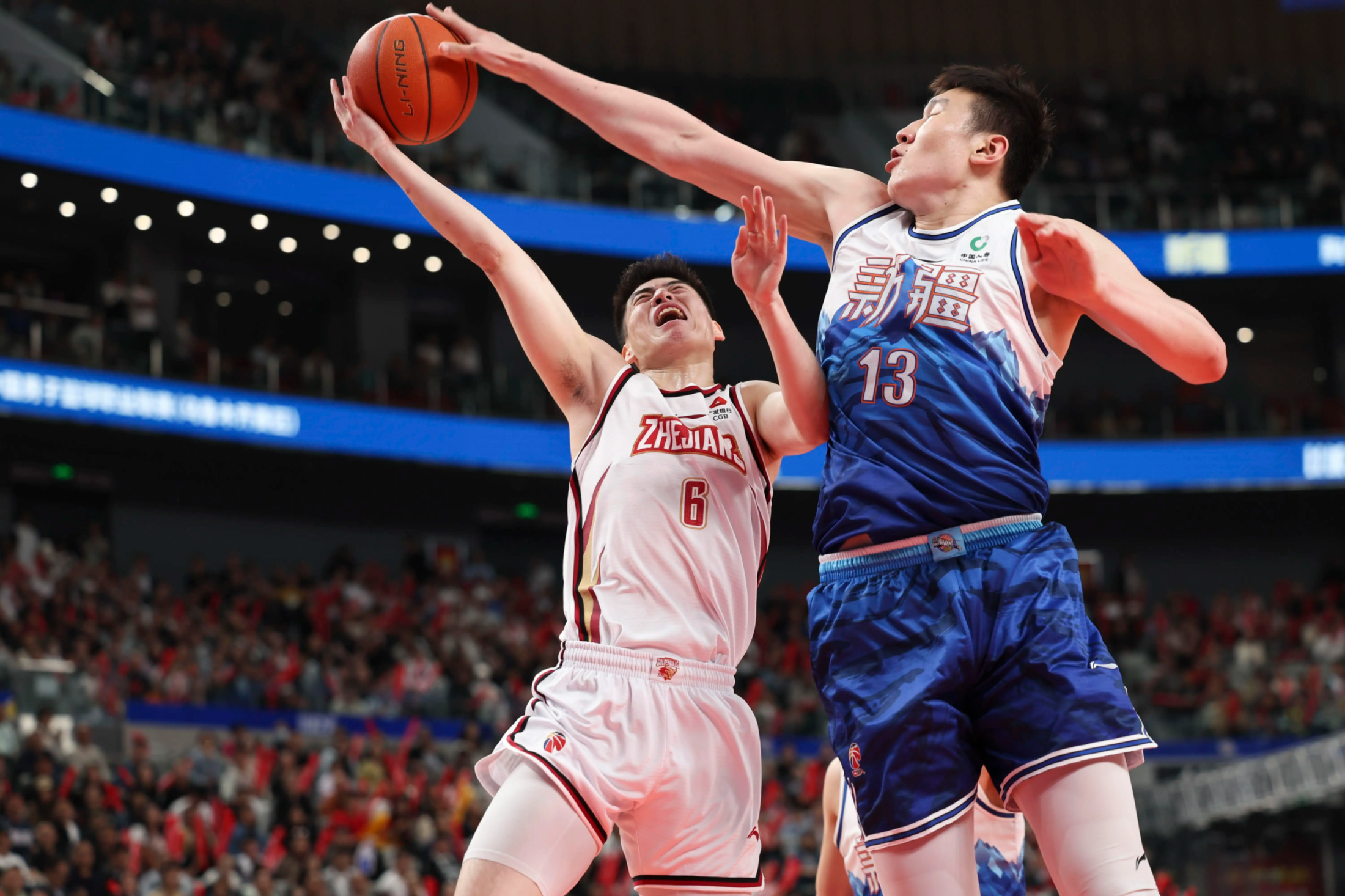 包含纪实篮球赛事集结众多健将，球队实力PK的词条