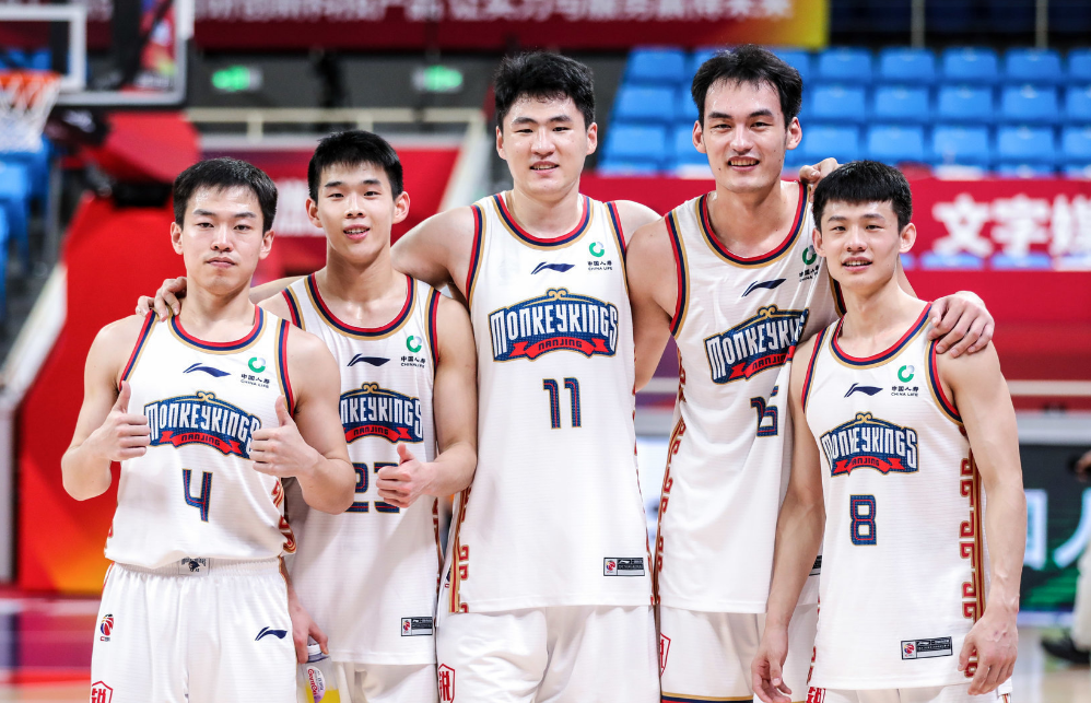 包含武汉卓尔客场胜江苏苏宁，积分榜升至第五的词条