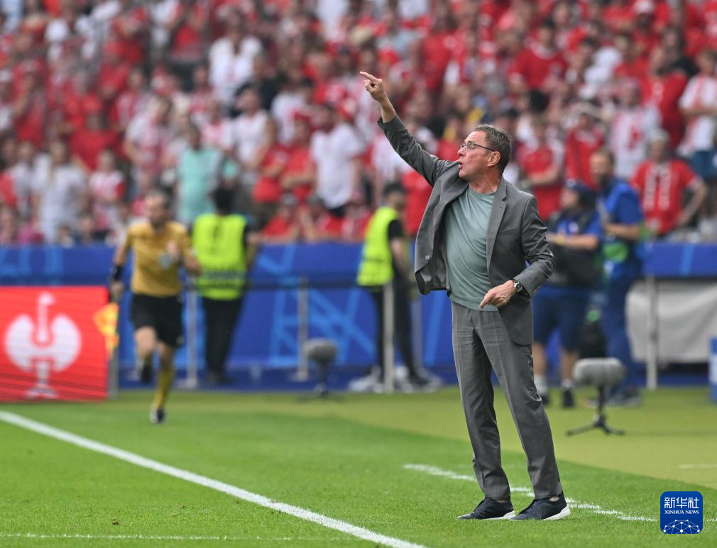 包含波兰队欧锦赛资格赛晋级，备战决赛赛场的词条