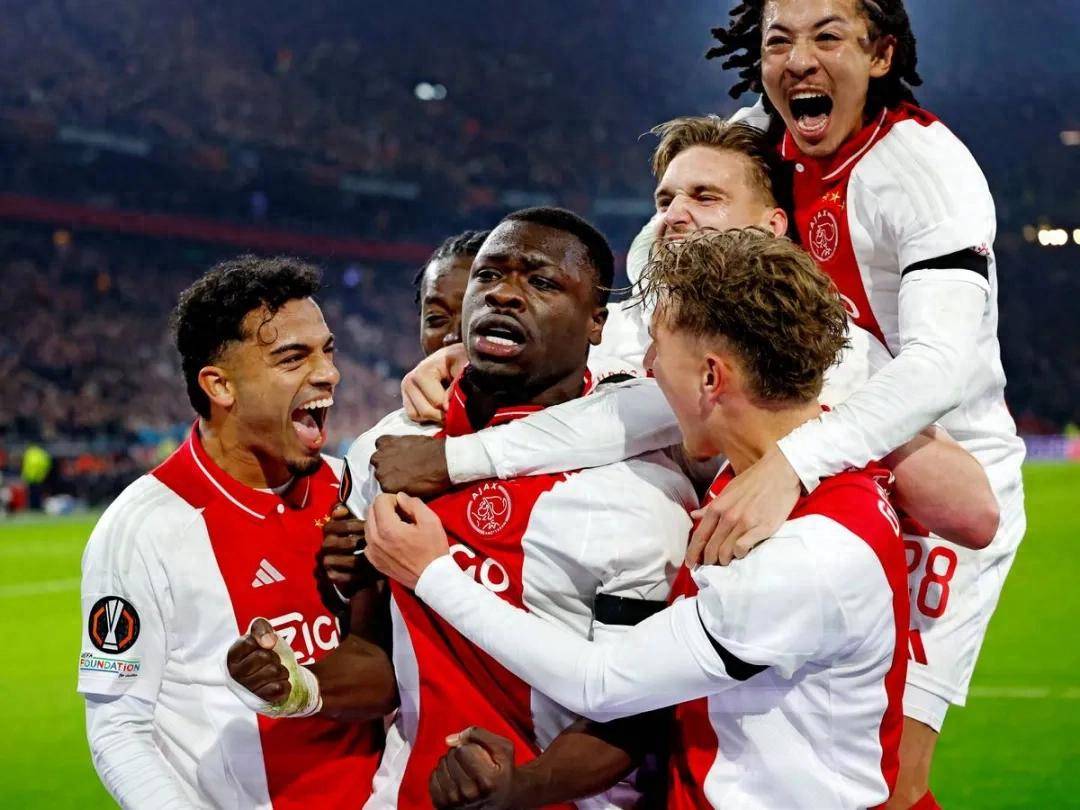 阿贾克斯狂胜对手，轻松晋级下一轮