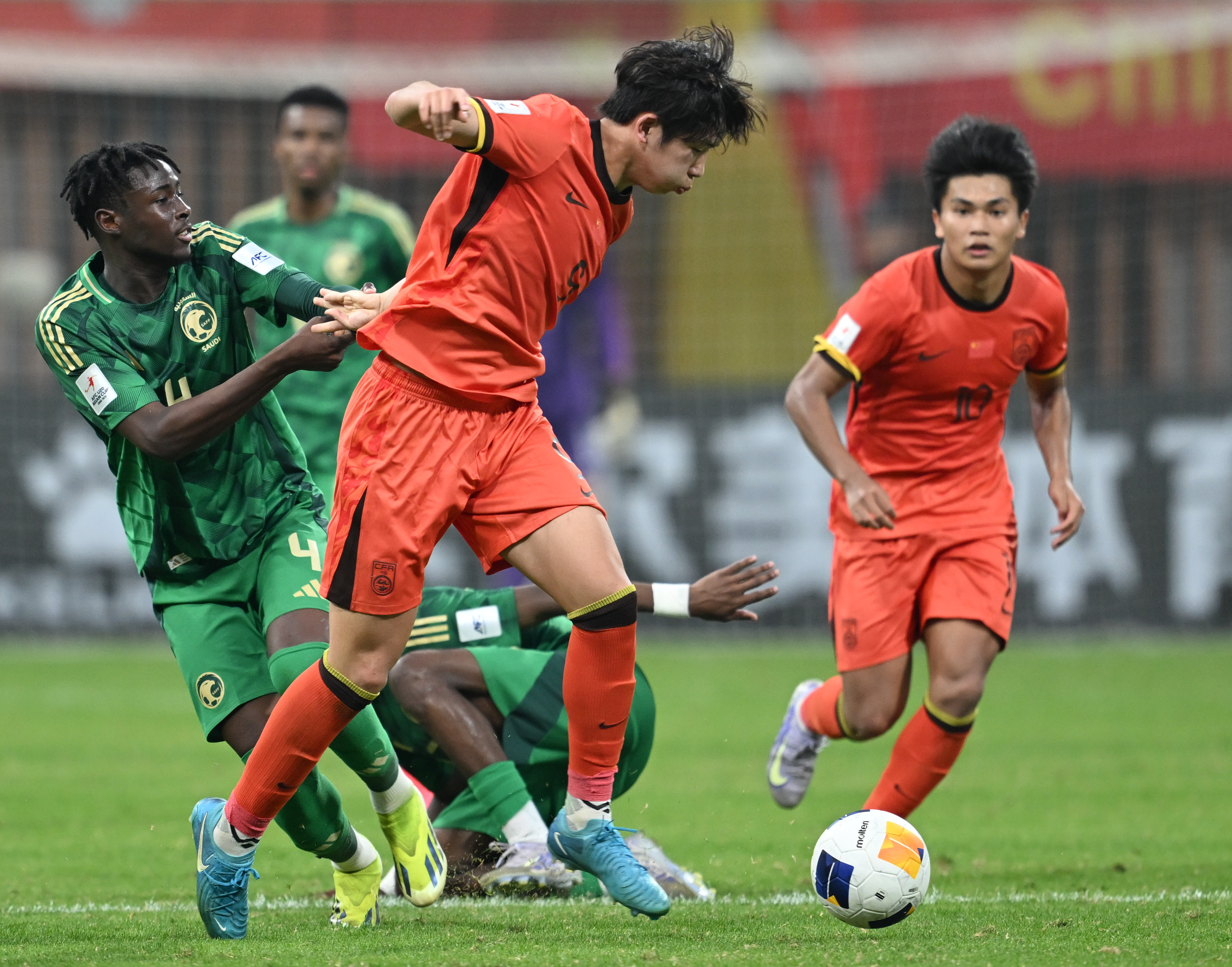 幸运彩welcome彩票大厅v.2026关于足球比赛中球员们的拼搏精神感人至深的信息