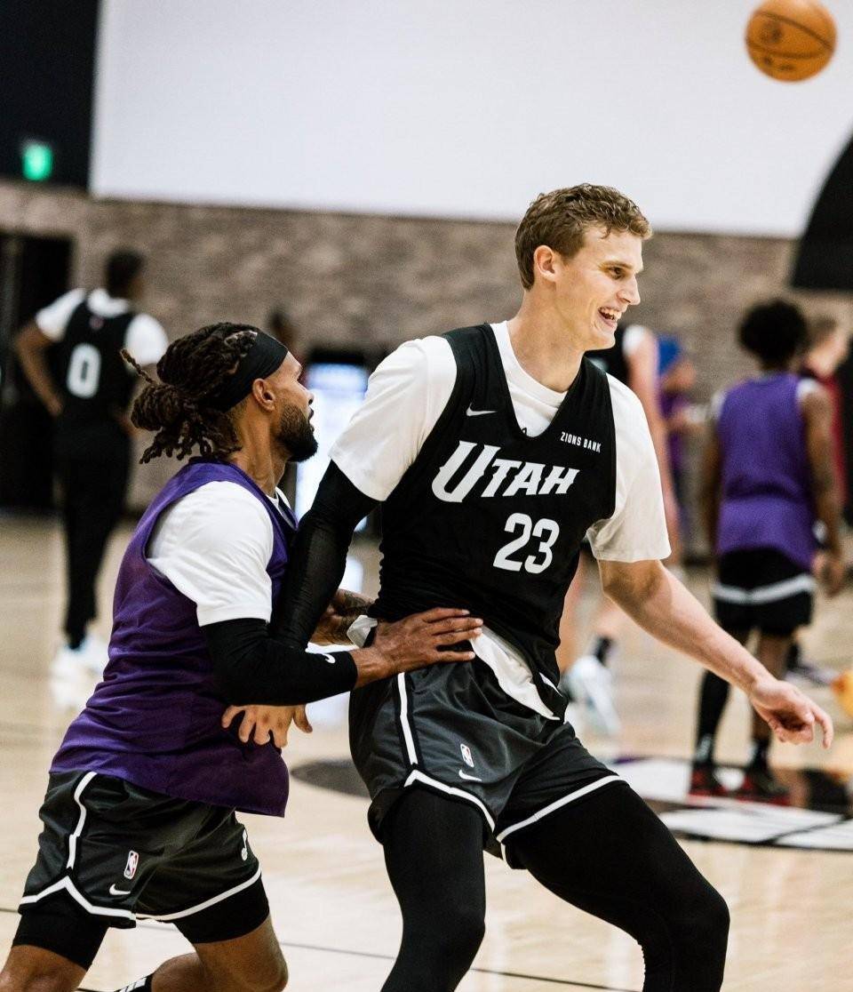 重庆时时采官方app下载v.2026包含爵士队在客场胜利，全队士气飙升的词条