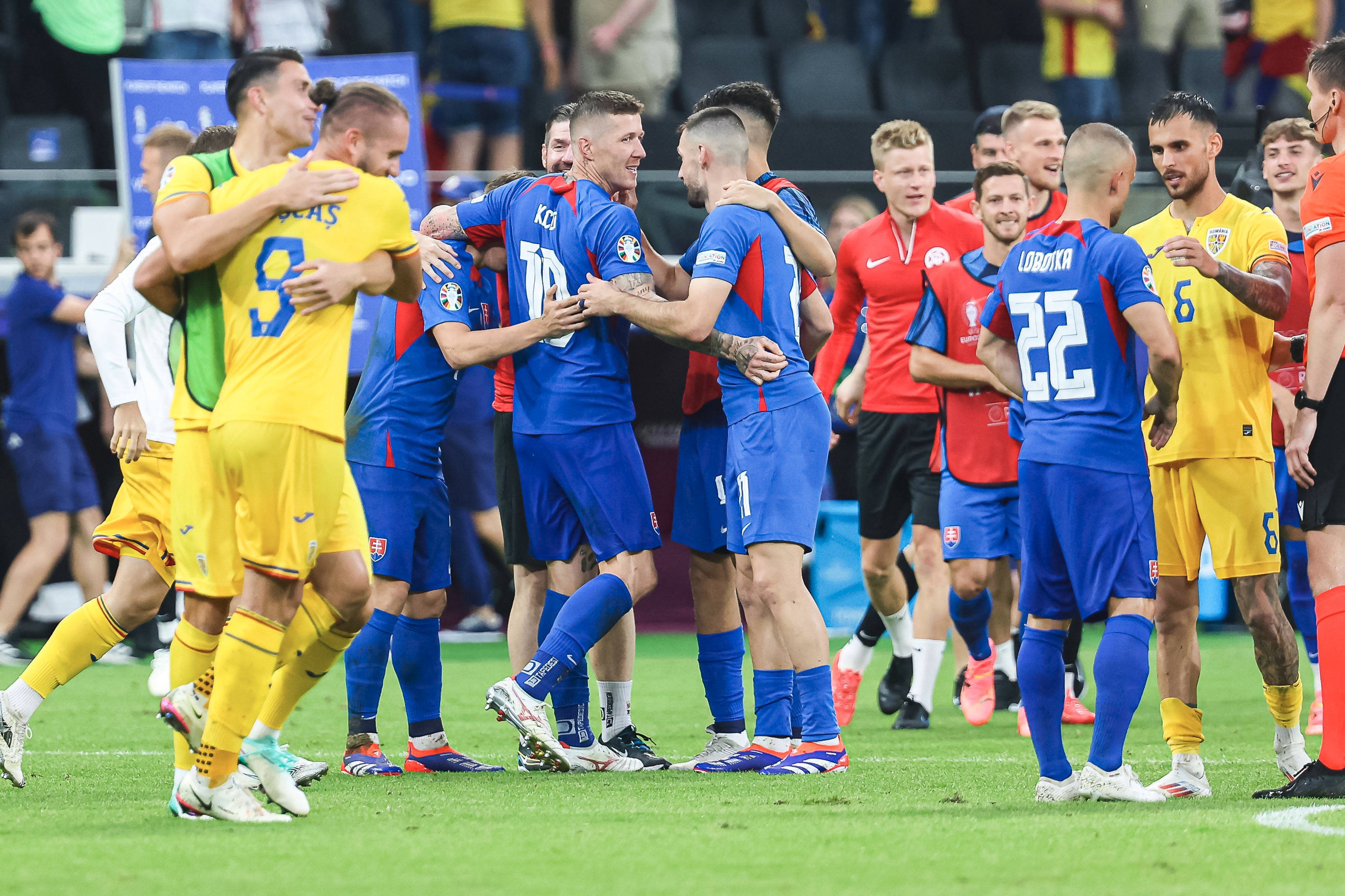 包含激情四射！欧预赛比赛现场精彩不断的词条