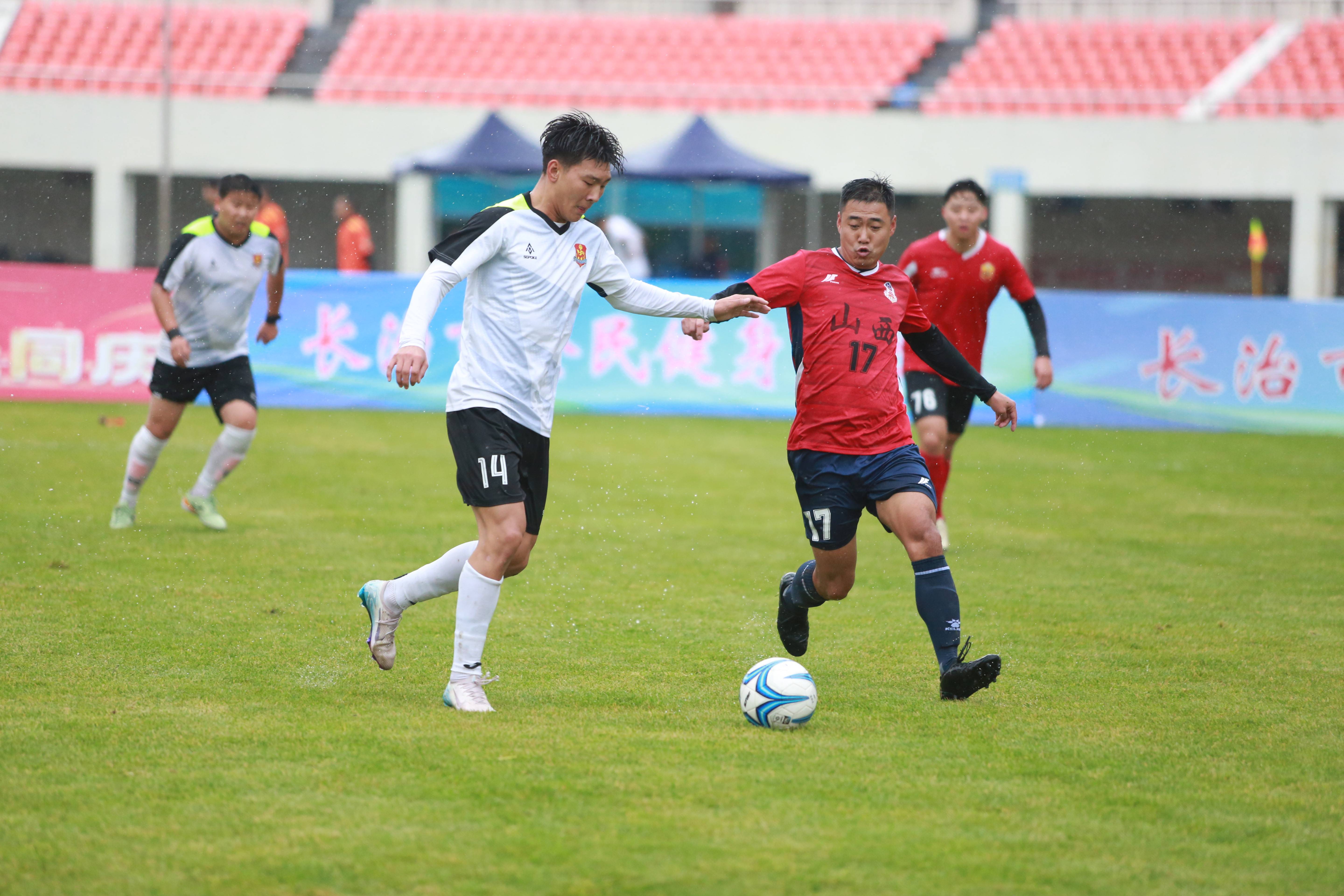 kiayun手机版登录v.2026足球场上的激烈对抗：球员不畏艰难迎战(足球运动由于对抗激烈,很容易造成什么损伤?)