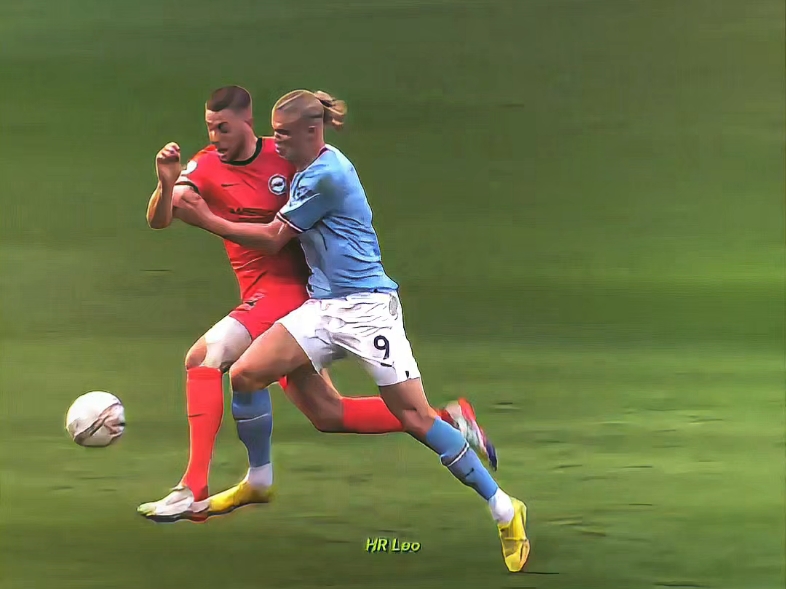 足球场上的激烈对抗：球员不畏艰难迎战(足球运动由于对抗激烈,很容易造成什么损伤?)