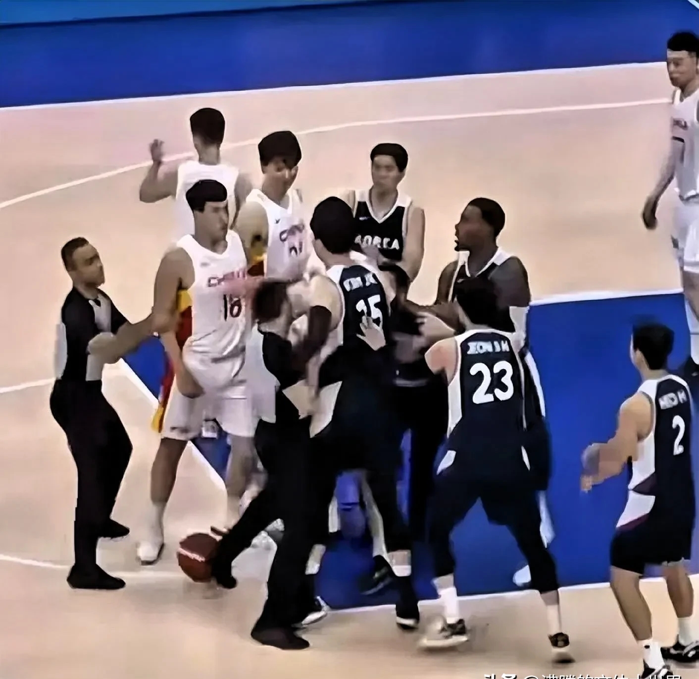 乐竞足球网页登录入口v.2026篮球赛事中队员之间发生争执，团队内部不和谐(篮球赛事中队员之间发生争执,团队内部不和谐怎么办)