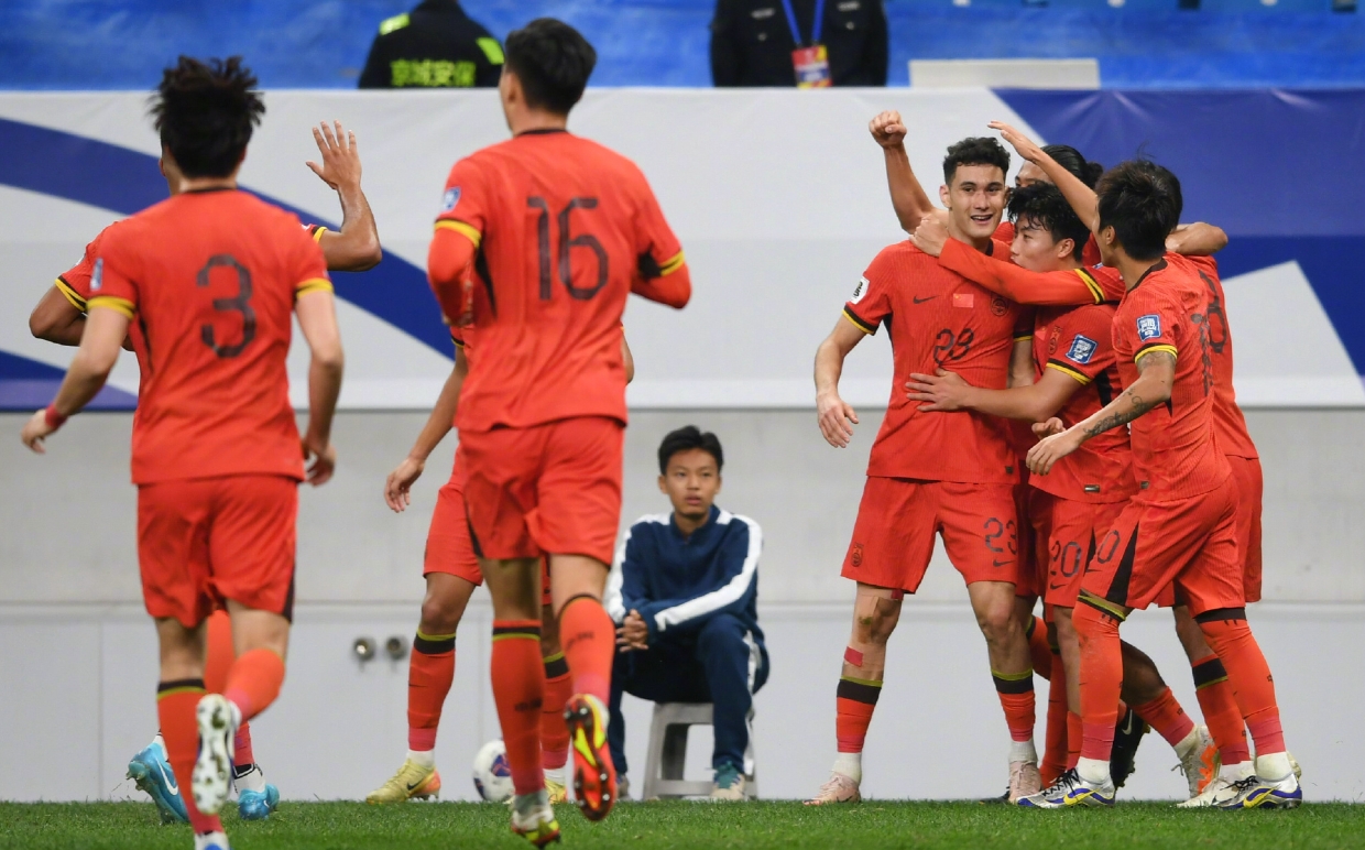 国际球队在赛场上奋勇拼搏，争夺胜利