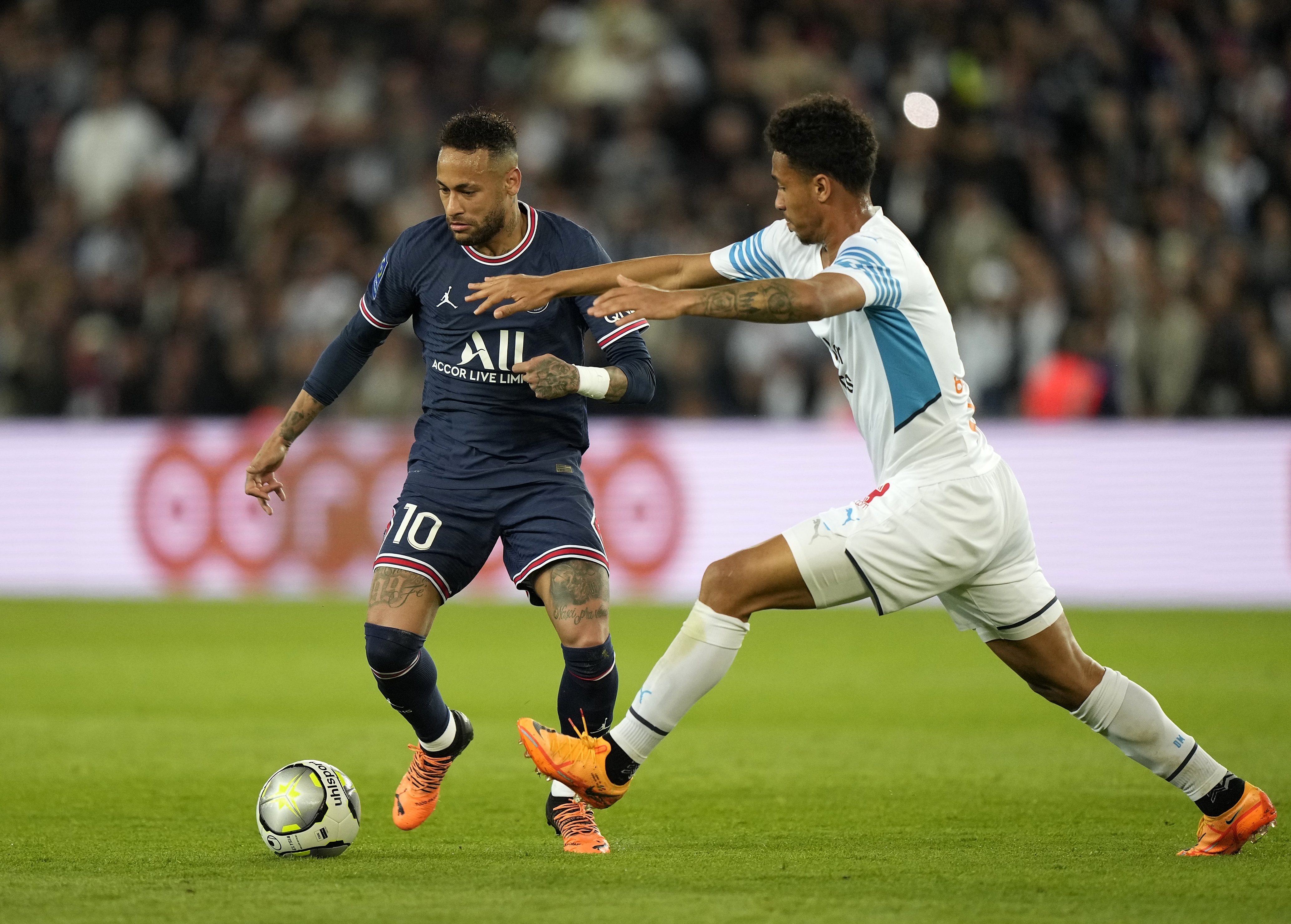 法甲冠军之争：马赛主场对战里昂展开激烈对抗