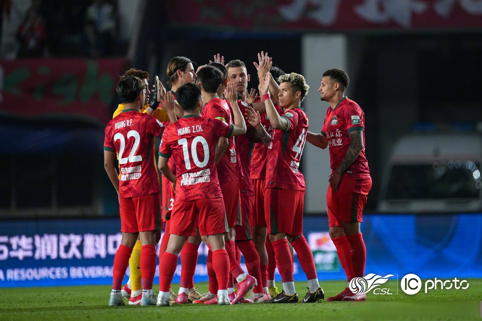 新普京comv.2026足坛盛宴继续进行，球队兢兢业业向前冲击(2021足球盛宴视频)