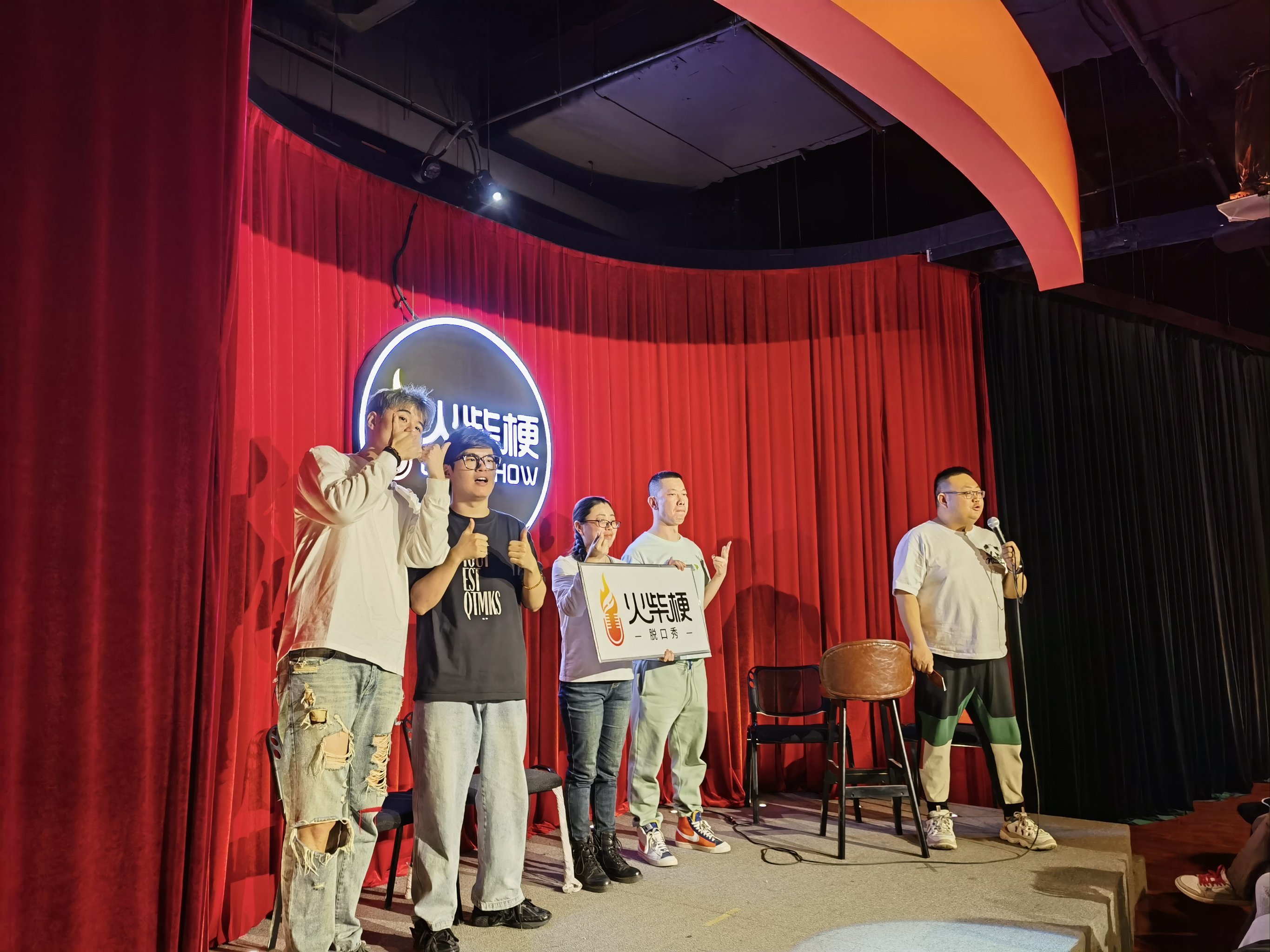 娱乐棋牌comv.2026魔术师表现抢眼，技惊四座引发观众欢呼(魔术师表演大型魔术)