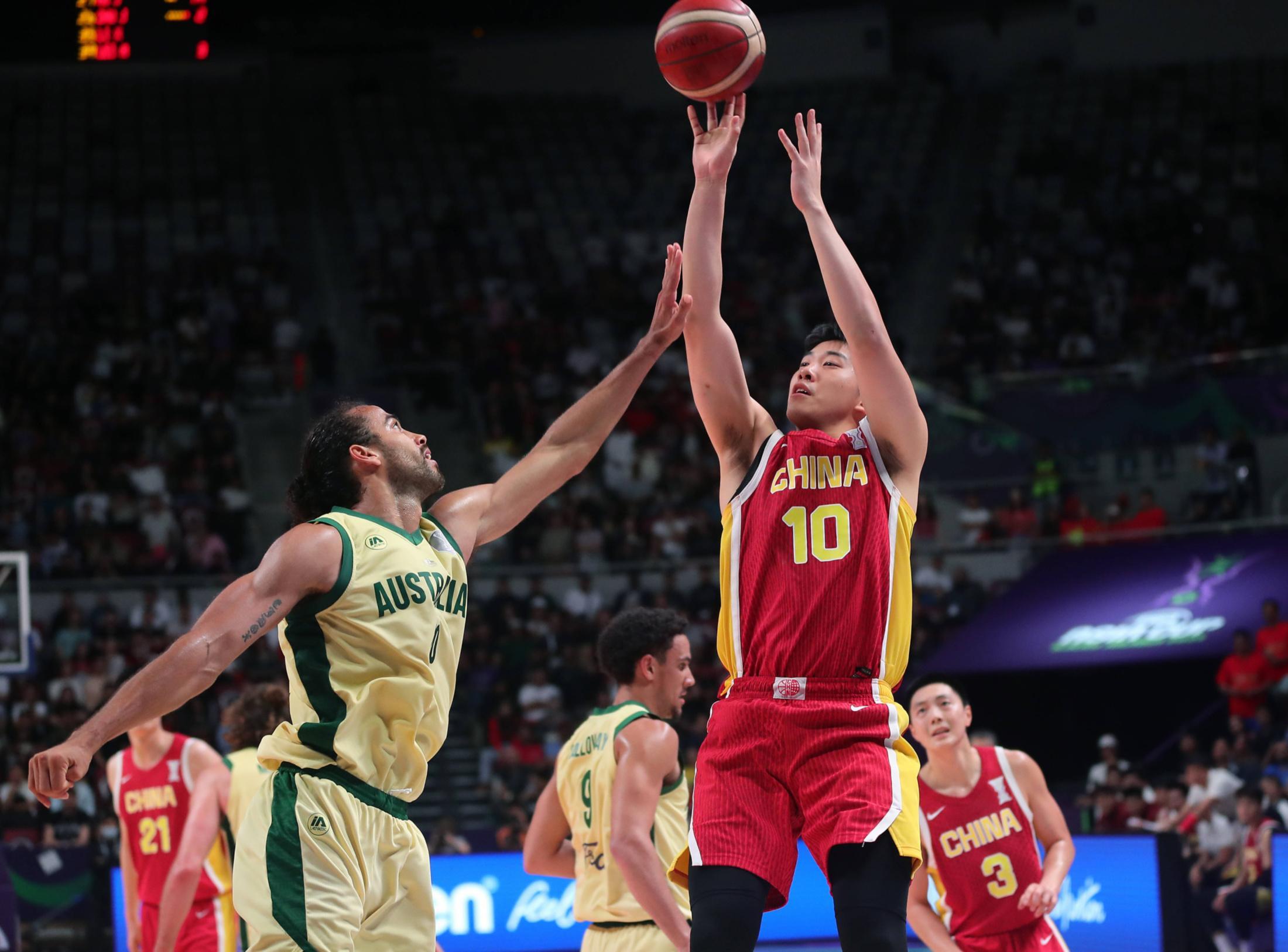 星空足球app官方版v.2026包含高手云集宏伟赛事，篮球场上风起云涌，掀起巨浪的词条