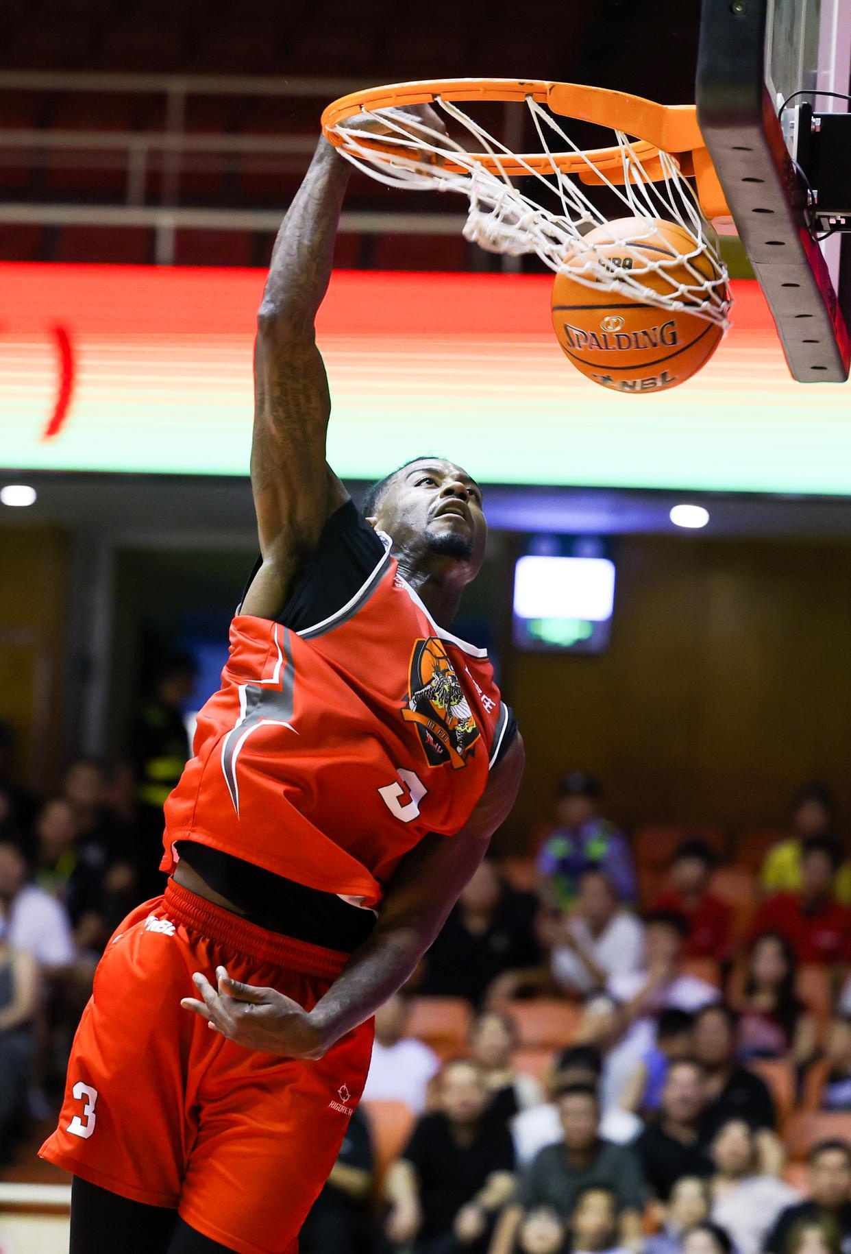 包含高手云集宏伟赛事，篮球场上风起云涌，掀起巨浪的词条