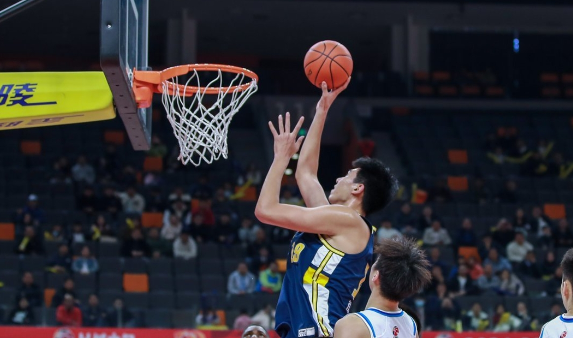 包含球员表现突出，广东队轻松获得胜利的词条