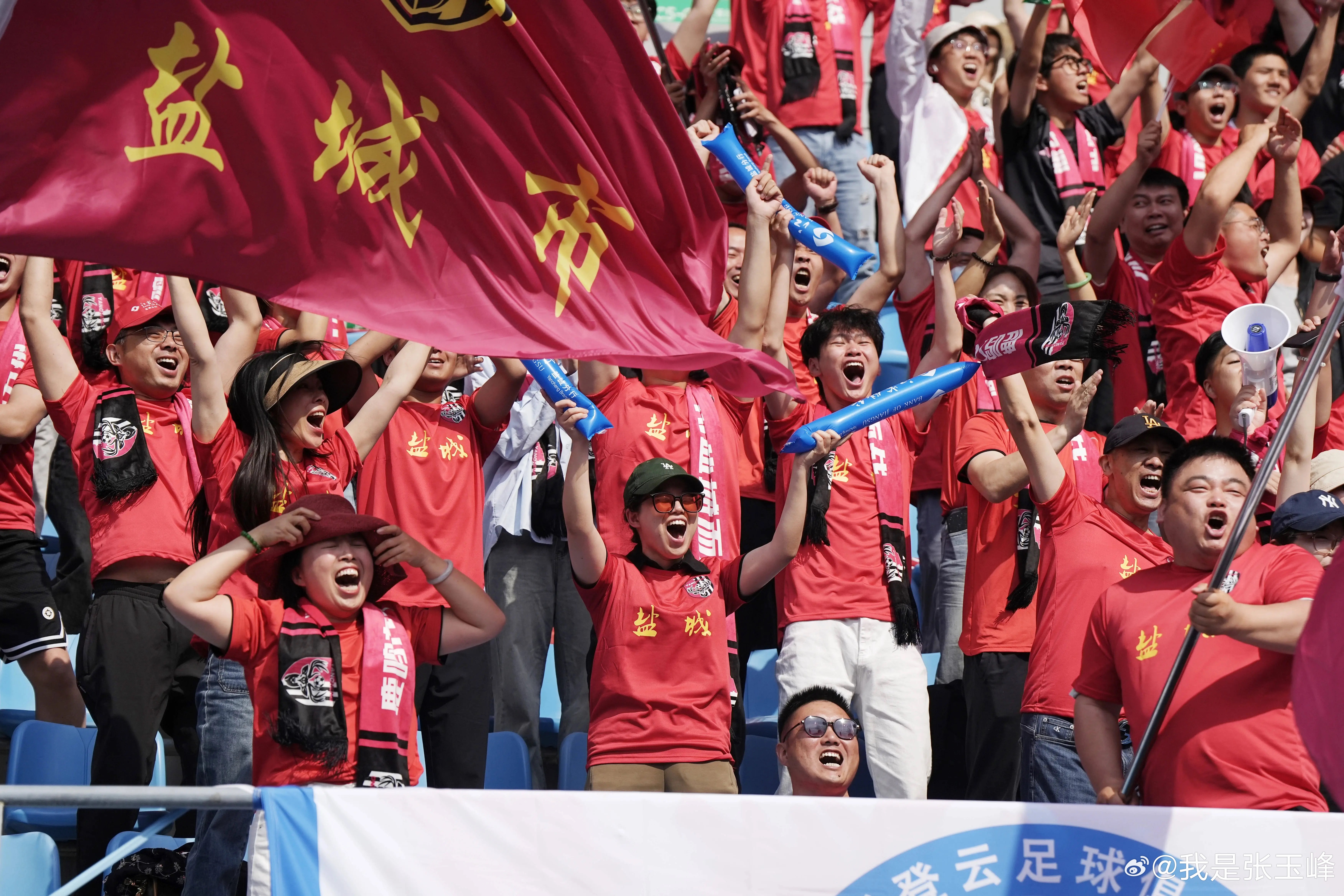 体育盛事引发全民狂热，球迷热情高涨(体育盛事引发全民狂热,球迷热情高涨的原因)