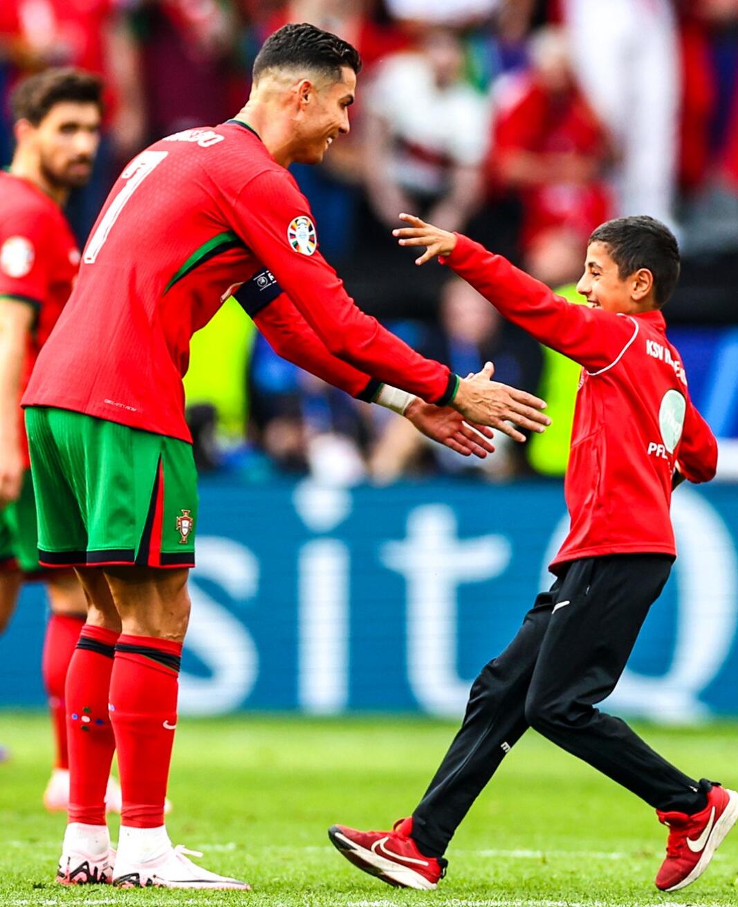 外围足球平台v.2026精彩足球对决引发球迷的热情追捧的简单介绍