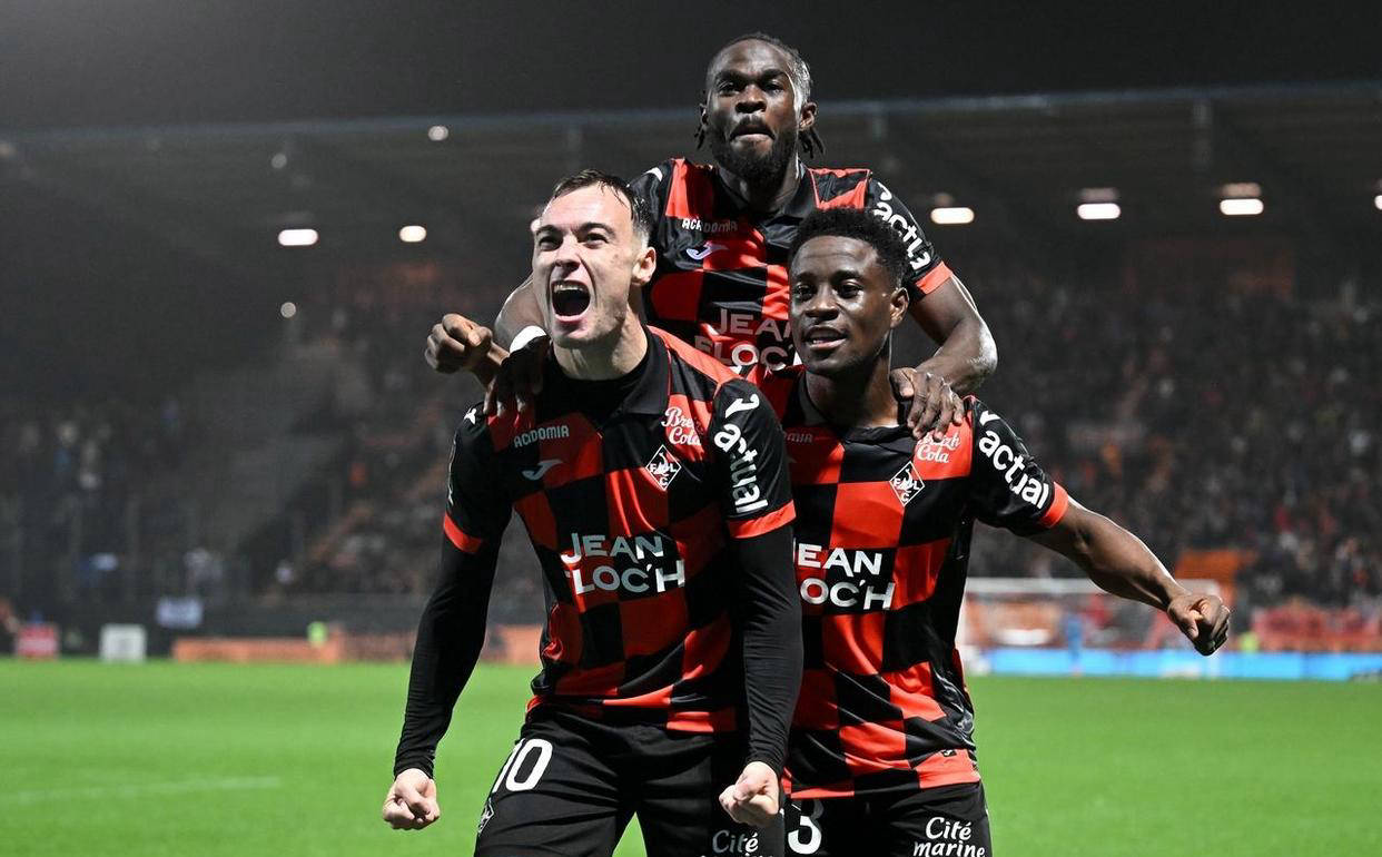 包含里昂客场失分，法甲领跑地位岌岌可危的词条