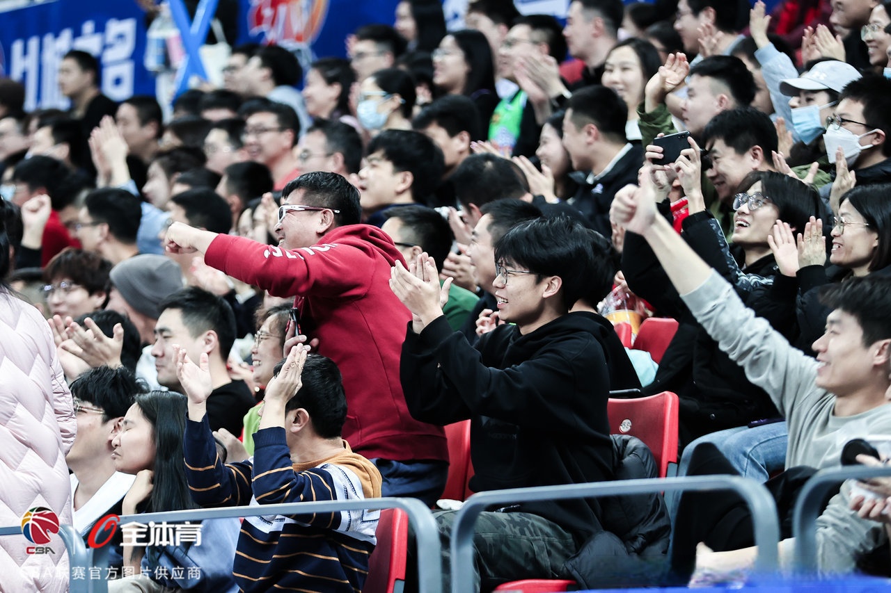 热血澎湃的比赛点燃了球迷的热情！的简单介绍