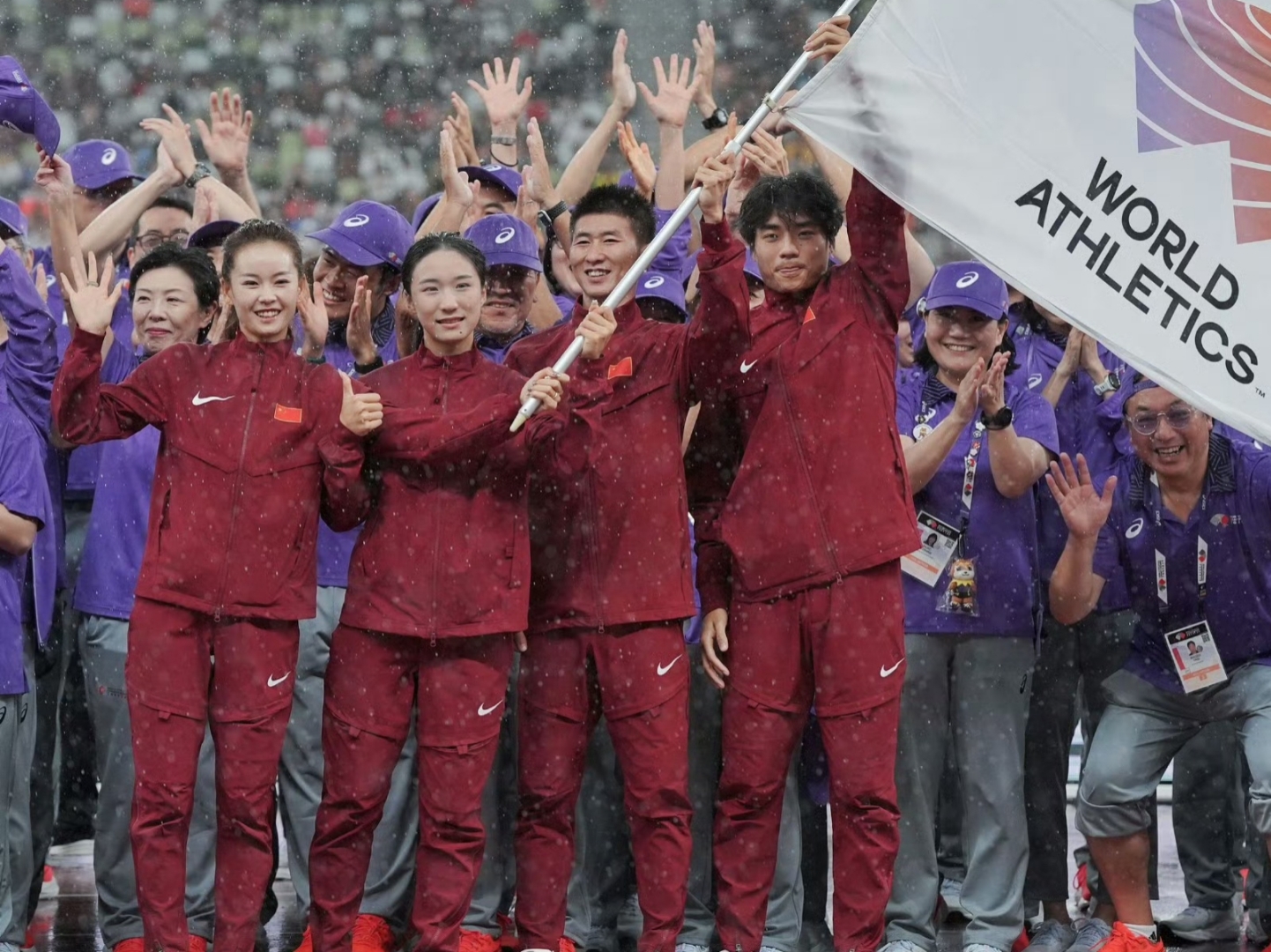 MK最新官网登录入口v.2026球队在赛场上努力拼搏，最终取得胜利(这场球赛的胜败关键是队员们的齐心协力)