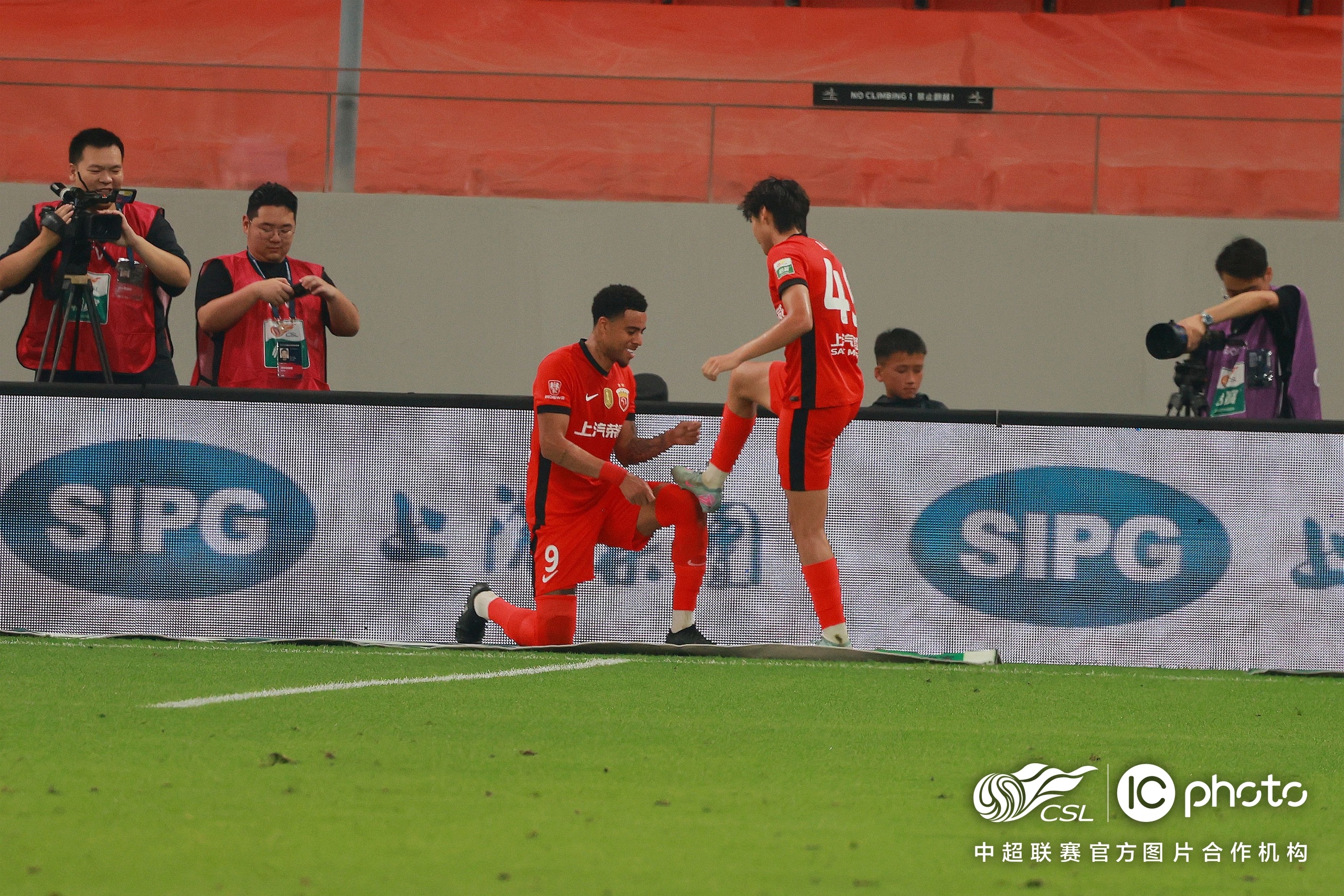 包含亚洲球队再进步，欧洲职业联赛也为之惊叹的词条