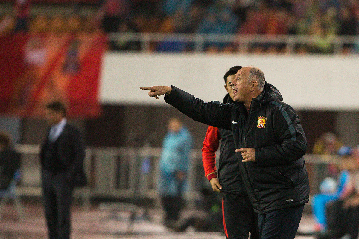 包含足球风云变幻：劲旅接连遭遇瓶颈，如何应对下一场比赛？的词条