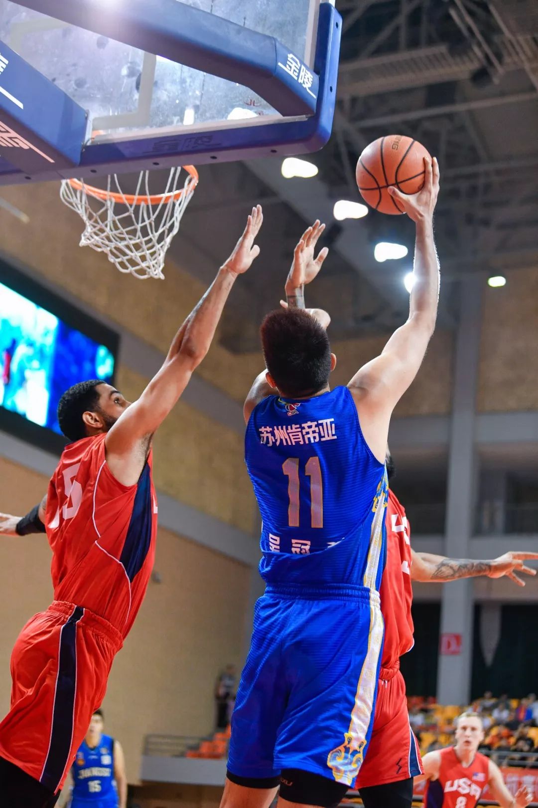 包含长枪短炮激烈对抗，篮球赛事场面热火朝天，势不可挡的词条