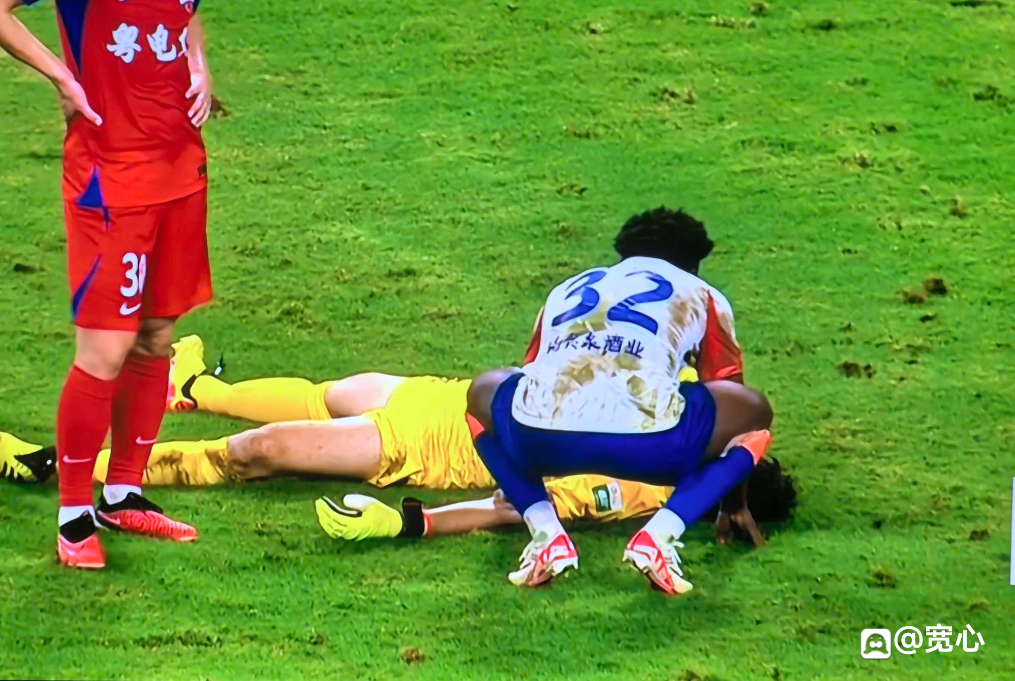 冲锋陷阵：足球赛事场面热度不减的简单介绍