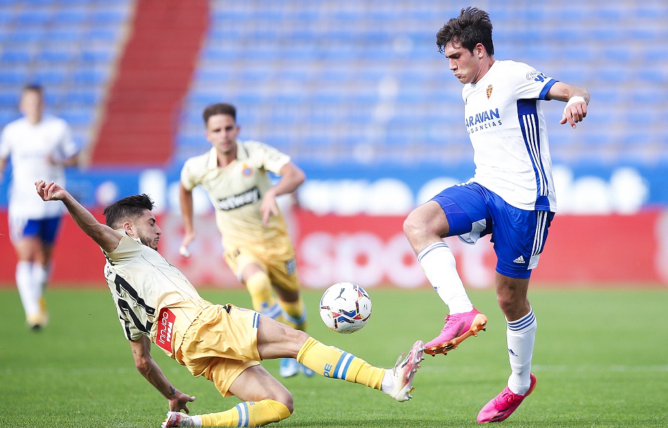 包含吉罗纳在客场战胜萨拉戈萨，保持不败纪录的词条